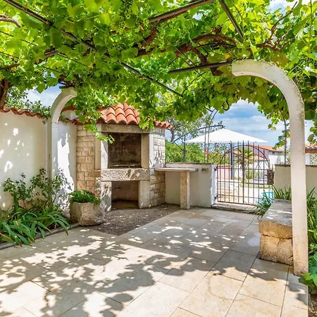 3 Bedroom Lovely In Kastelir